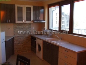 Дорога у здания, в котором расположена квартира у моря в Варне, Аспарухово