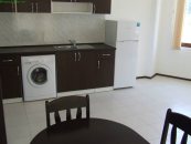 Дорога у здания, в котором расположена квартира у моря в Варне, Аспарухово