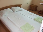 Дорога у здания, в котором расположена квартира у моря в Варне, Аспарухово