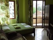 Дорога у здания, в котором расположена квартира у моря в Варне, Аспарухово