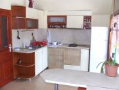 Дорога у здания, в котором расположена квартира у моря в Варне, Аспарухово