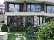 Дорога у здания, в котором расположена квартира у моря в Варне, Аспарухово